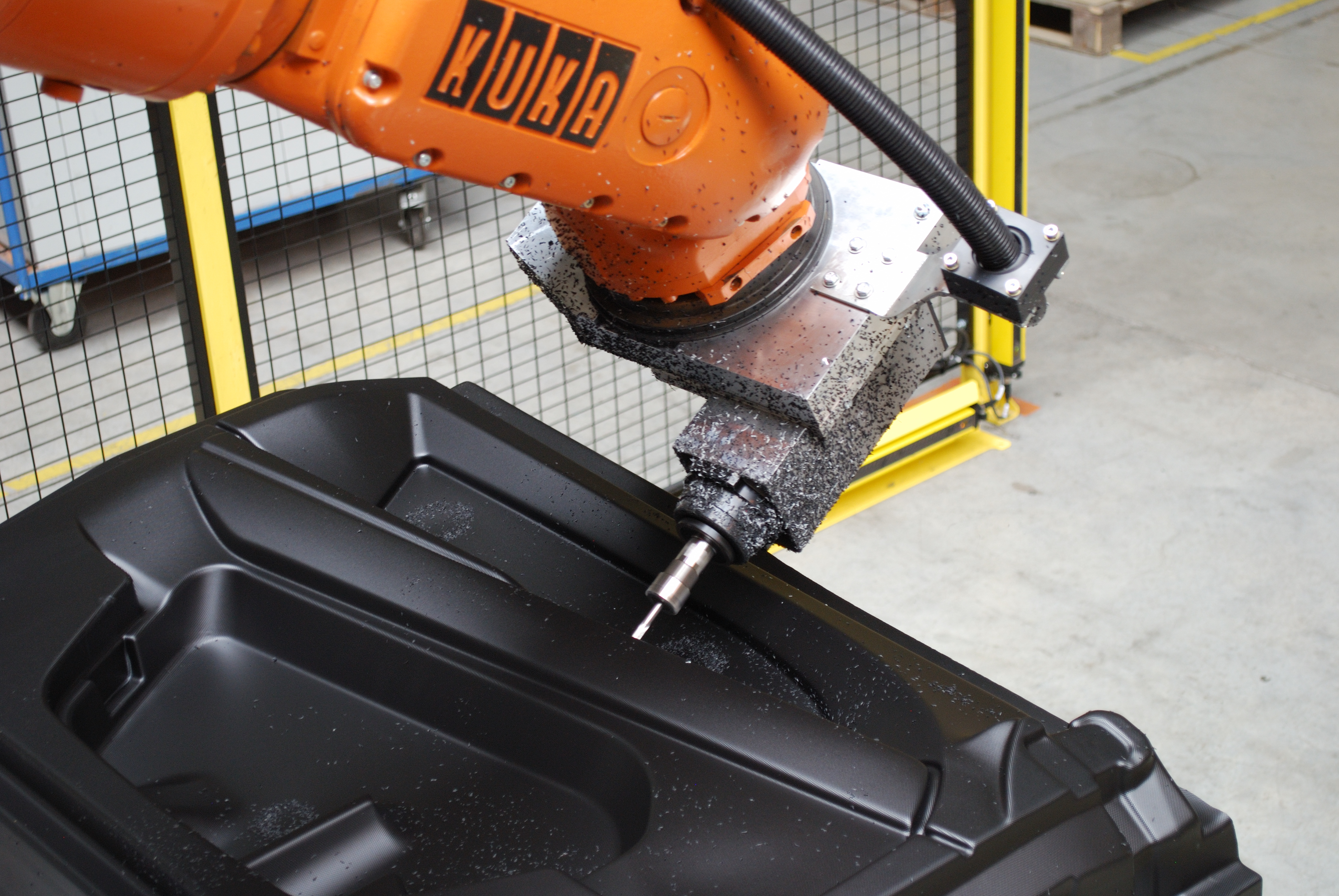 Robotized trimming for thermoplastic - Automotive industry - GEBE2